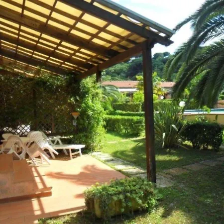 Appartement Mit Gemeinschaftspool Und Ausgestatteter Veranda Porto Azzurro